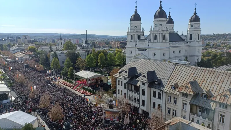 Prezidențiabilii s-au evitat la Sfânta Parascheva (sursa: ziaruldeiasi.ro)