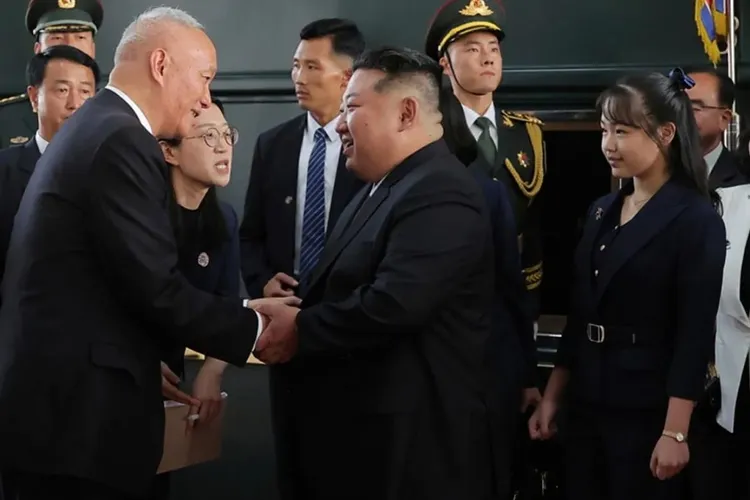 Liderul nord-coreean cu fiica, în China (sursa: KCNA)