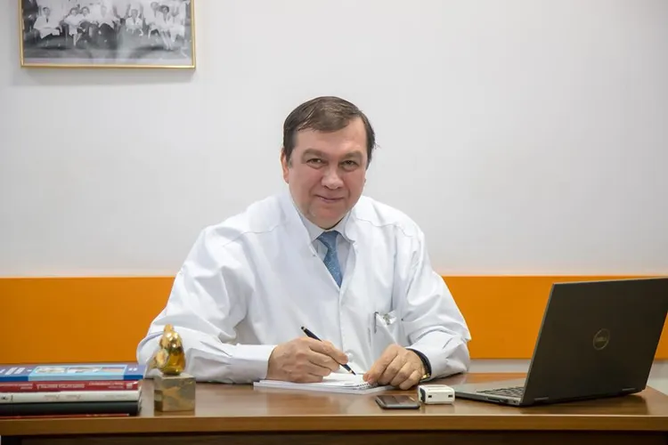 Cazul medicului rezident Chele, care a sesizat neregulile din marile spitale și apoi a fost expulzat de sistem, devine viral
