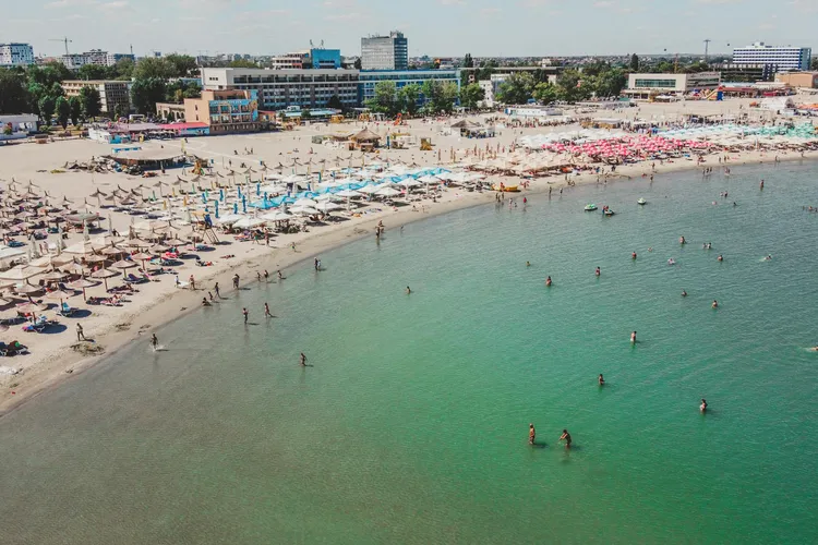 Coșmarul de pe plajele românești: construcții clandestine, deversări de apă netratată în mare, fose și rezervoare ilegale de gaz îngropate în plaje (sursa: Pexels/Czapp Árpád)