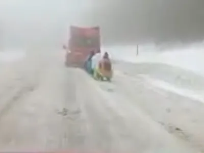 Copii puși în pericol de un șofer inconștient (sursă: captură video)