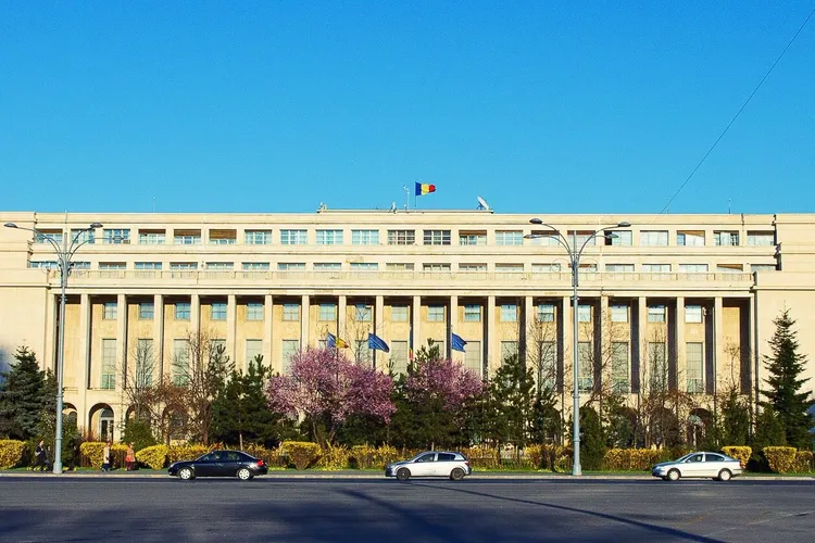 Funcționarii Guvernului își toarnă șefii: mașinile cu șofer ale demnitarilor costă sume uriașe Foto: Gov.ro