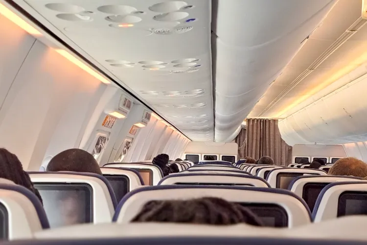 Familiile nu vor mai plăti extra pentru locuri împreună în avion, a decis Parlamentul European. Noile reguli
