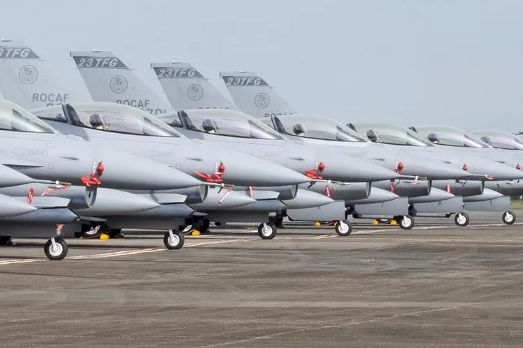 Avioane militare chineze, noi manevre de hărțuire în Strâmtoarea Taiwan. Taipeiul a ridicat de la sol zece avioane de luptă