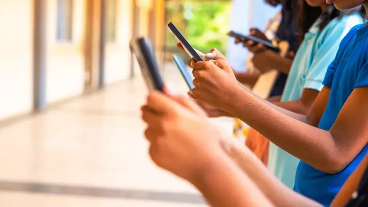 Restricții pentru smartphone, în școlile europene (sursa: chla.org)