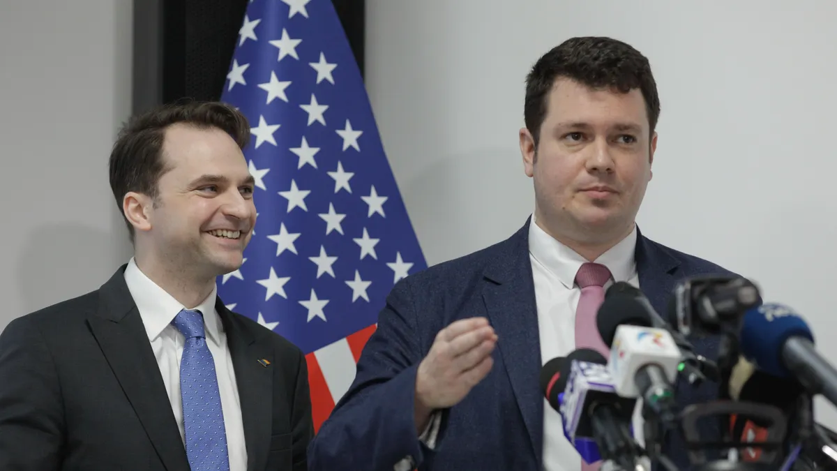 Cosmin Ghiță (dreapta), directorul Nuclearelectrica, bonus de 322.600 EUR (sursa: Inquam Photos/George Călin)