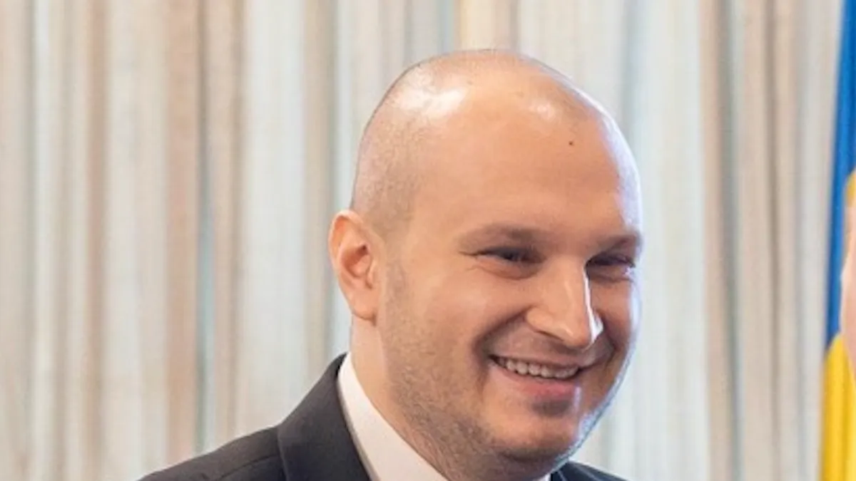 Marioneta pe mâna căruia România lasă 10 miliarde de euro din fonduri SAFE: lacheul lui Oprea (PSD) (sursa: Facebook/Razvan Pîrcălăbescu)