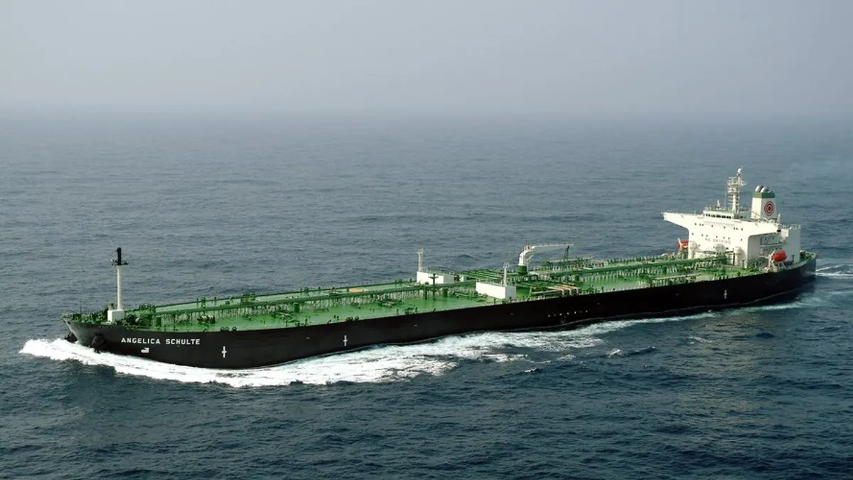 Blocada iraniana asupra strâmtorii Ormuz se blegește: ce truc folosesc petrolierele care fug Foto: Facebook Lloyds Maritime Institute