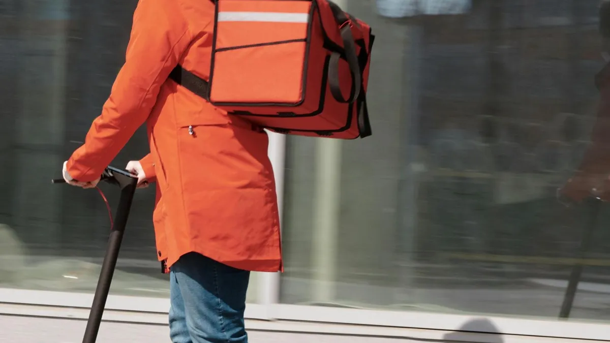 Materiale pirotehnice, în gențile livratorilor de mâncare (sursa: Pexels/Norma Mortenson)