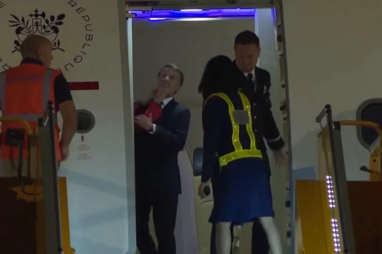 Macron, pălmuit de soție, video viral (sursa: FRANCE 24)