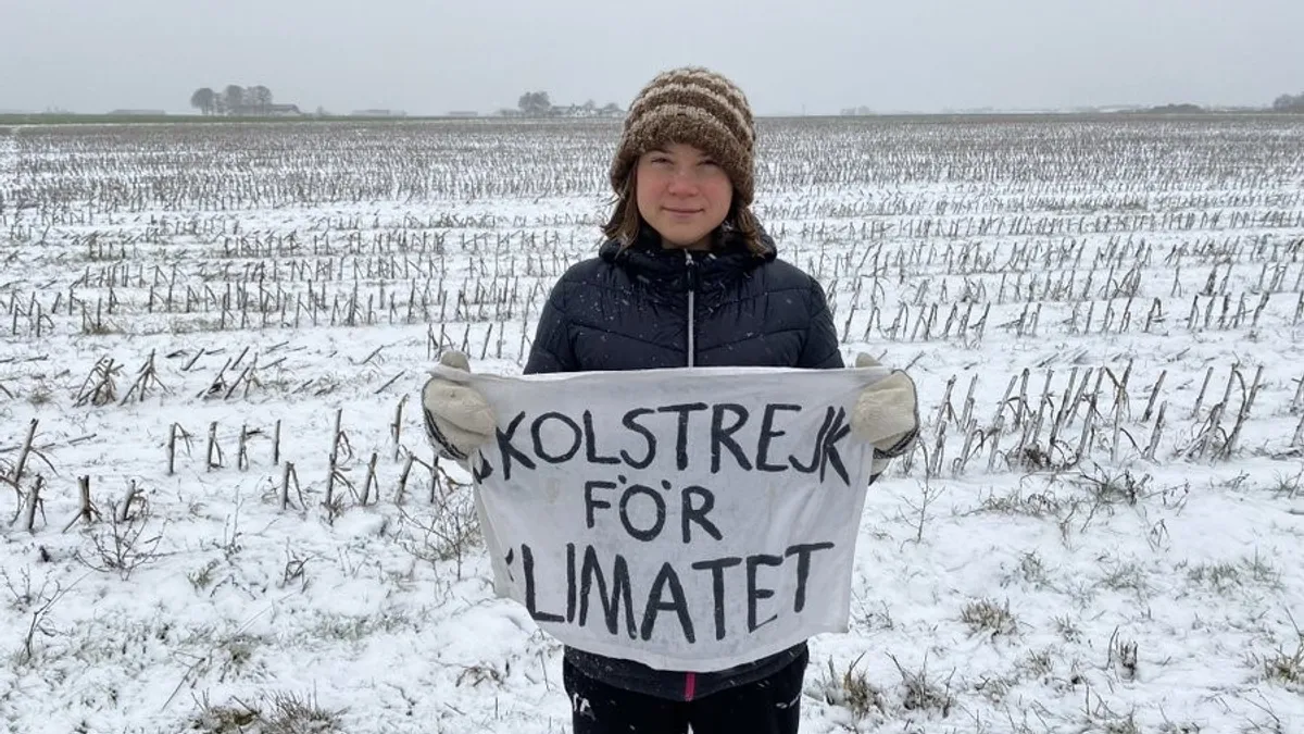 Greta Thunberg a fost reţinută de poliţie Foto: Twitter