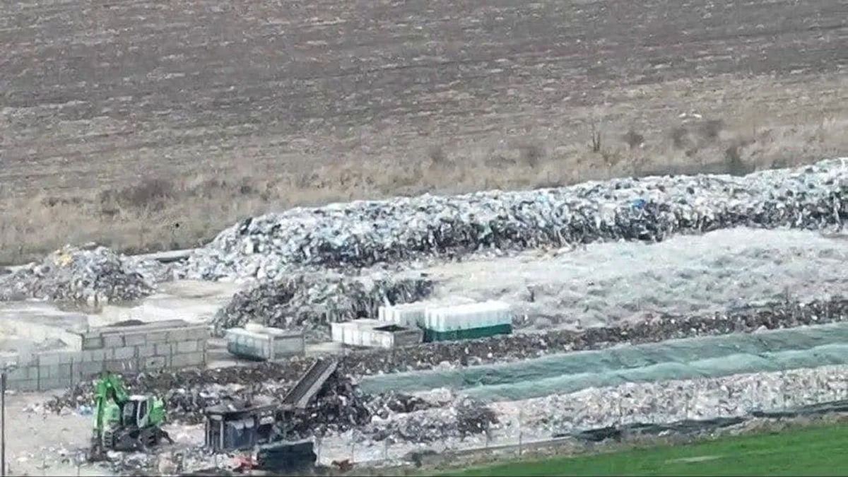 Gunoaiele Bucureștiului, depozitate ilegal în Argeș (sursa: Facebook/Salvati Comuna Oarja)