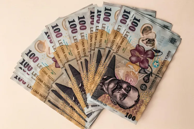 Casieră, demascată de soț pentru delapidare (sursa: Pexels/Diana)