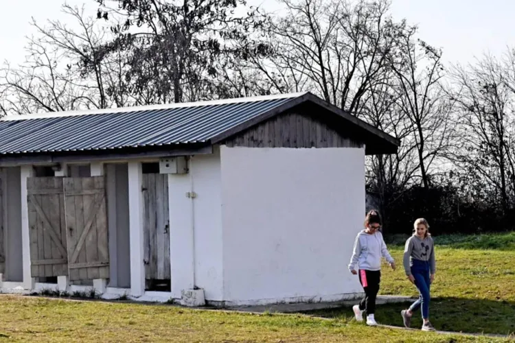 Începe școala, cu toalete în curte (sursa: ziaruldeiasi.ro)