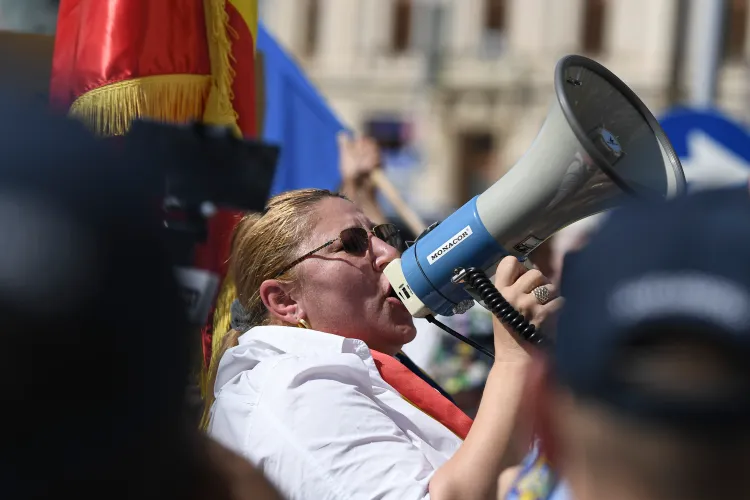 Șoșoacă, scut în fața lui Trump Foto: inquam/Vali Marin