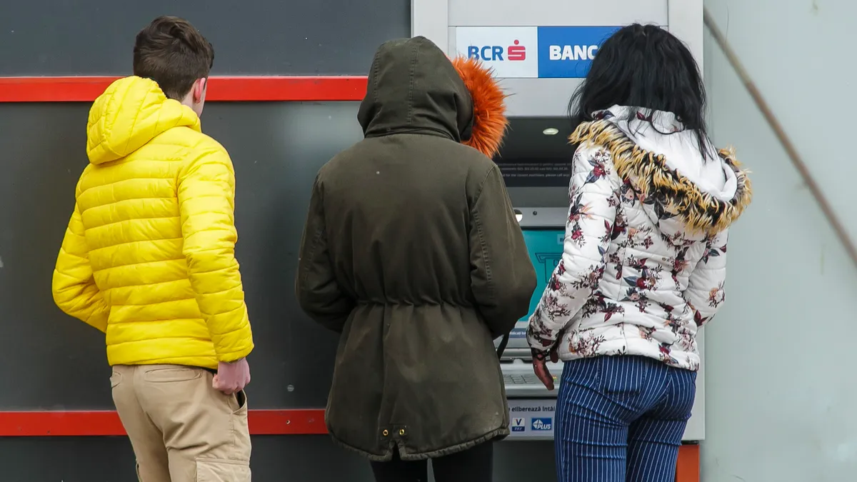 Taxă, între unul și trei lei, pe fiecare tranzacție bancară Foto: Inquam/Paul Ursachi
