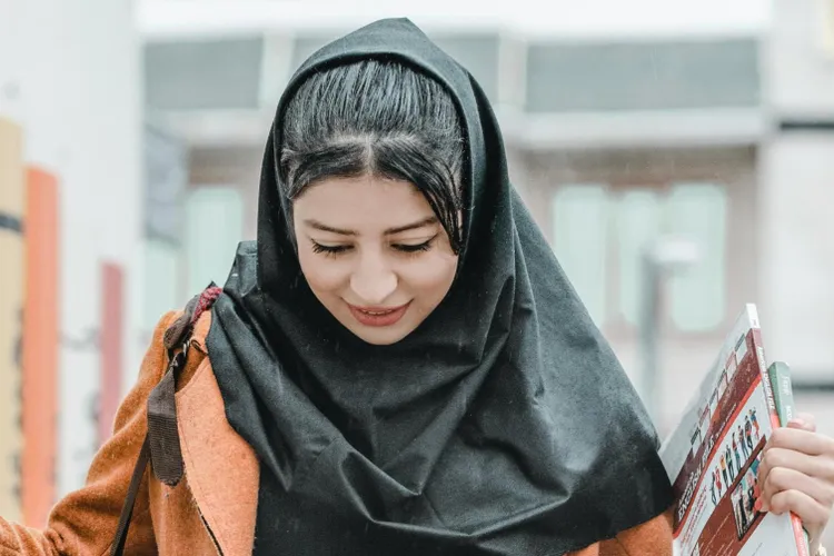 Hijabul obligatoriu, suspendat de autorități iraniene (sursa: Pexels/mh cheraghi)