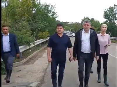 Cămașa albă a premierului, impecabilă, după vizita în satele inundate Foto: Captură video