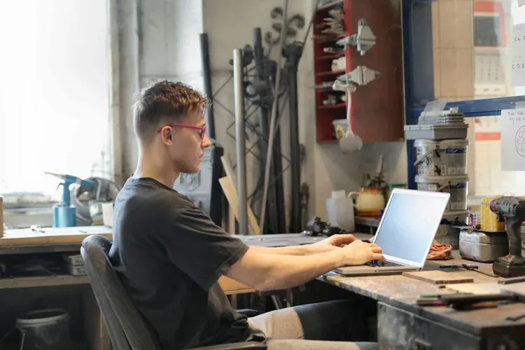 Meseriași care escrochează prin metoda "avansul" (sursa: Pexels/Andrea Piacquadio)