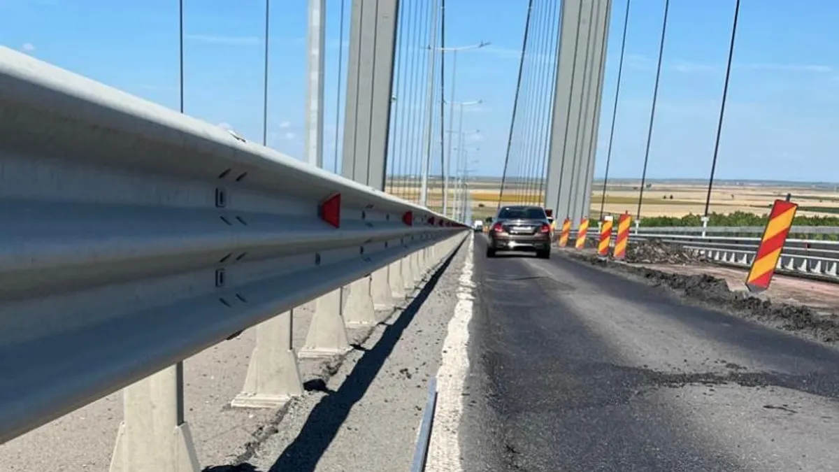 Asfaltul pe podul Brăila, experiment eșuat (sursa: Facebook/Compania Nationala de Administrare a Infrastructurii Rutiere)