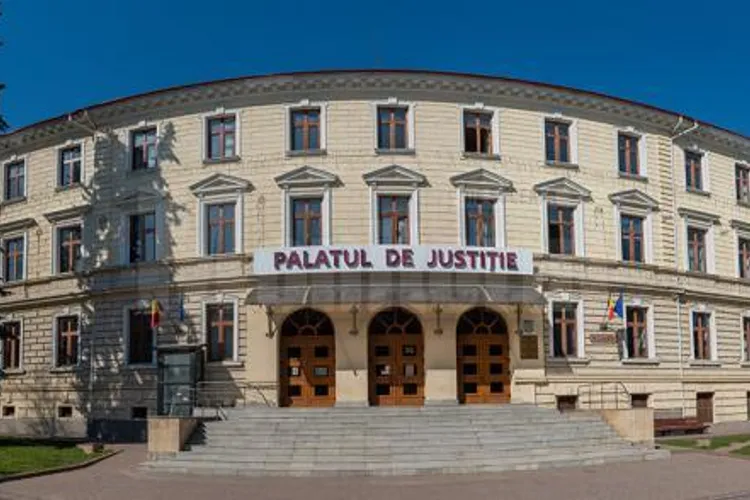 Judecătoarea șpăgară din Suceava se droga și-și oferea locuința celor care doreau să consume substanțe interzise. Ea i-a ajutat pe traficanți cu informații și a primit bani și bijuterii