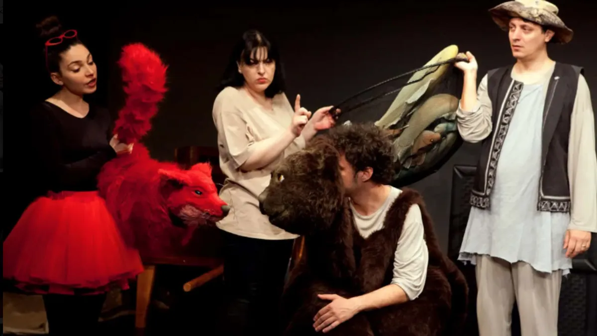 Ursul păcălit de vulpe vine la București (sursa: teatrultandarica)
