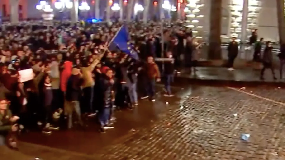 Proteste masive în Georgia, lege retrasă (sursa: Twitter/Carl Bildt)