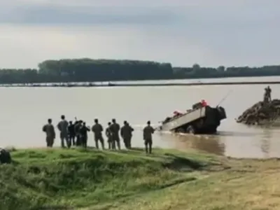 Un transportor blindat al armatei române s-a scufundat în Dunăre Foto: Comisarul.ro