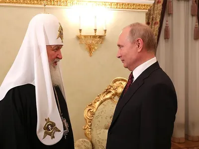 Patriarhul Chiril, omul lui Putin, a dat cu fundul de pământ în timp ce sfințea o biserică Foto: Kremlin.ru