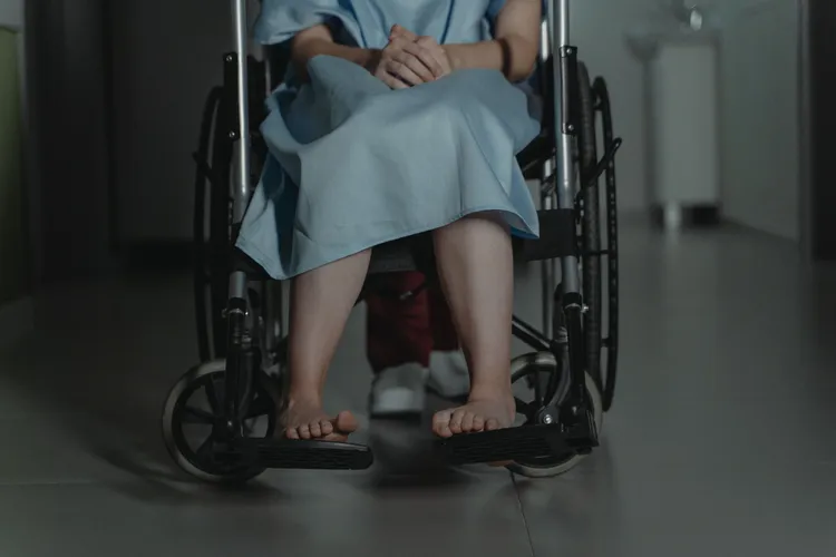 Ajutor pentru pensionari: aparate auditive, fotolii rulante și proteze prin CNAS, chiar dacă nu aveți certificat de handicap