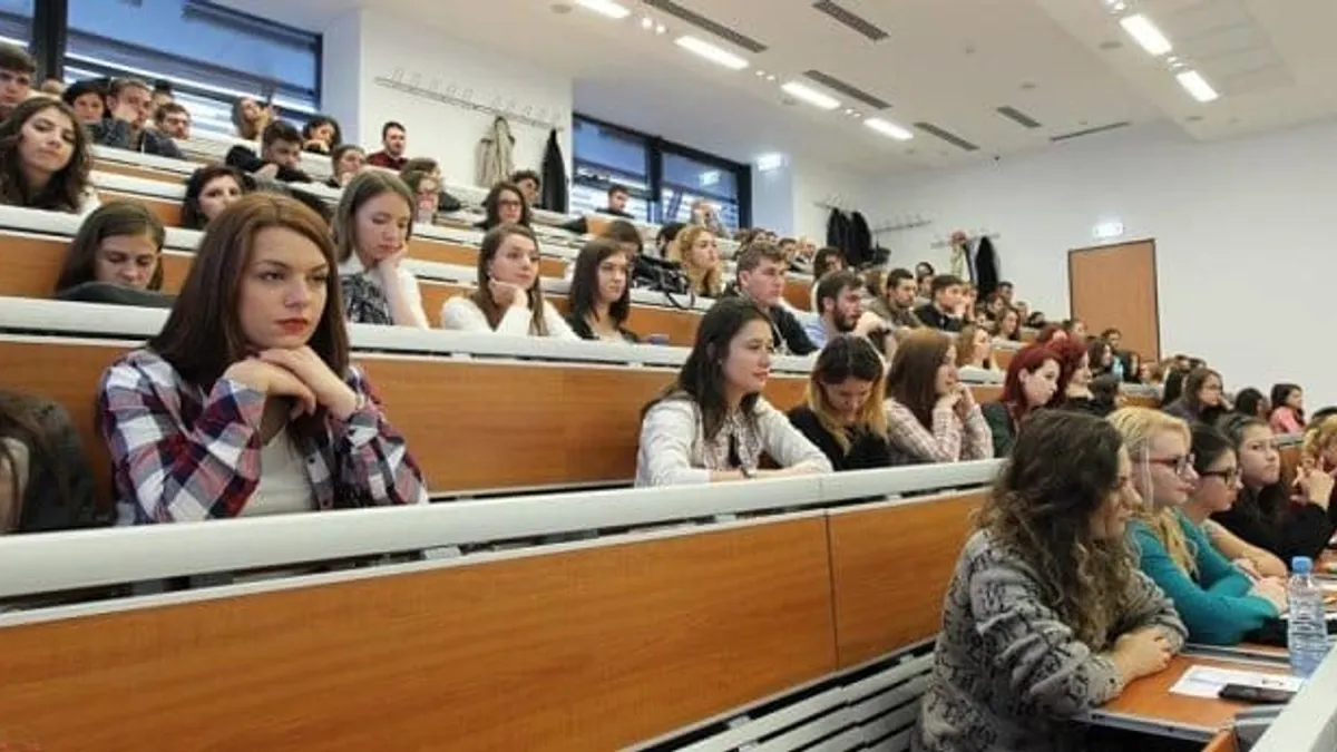 Studenți fericiți la 55 de ani (sursa: ziaruldeiasi.ro)