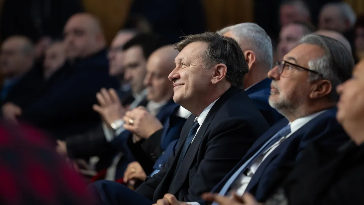 Val de ironii la adresa lui Crin Antonescu, după ce acesta a criticat presa: “Ofticos mai ești“ Foto: Facebook