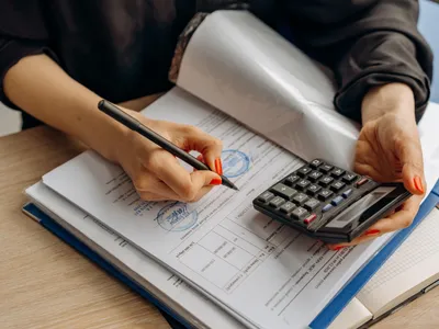 Bani în plus la pensie și pensionare mai devreme: cum verifici dacă ai grupele de muncă trecute corect în carnet