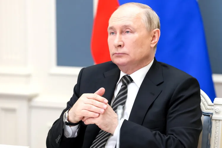 Putin, afectat psihic masiv de atacurile asupra aerodromului militar din Crimeea, caută un responsabil pe care să dea vina. Flota rusă din Marea Neagră, obligată la manevre defensive