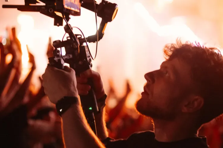 Un român, în echipa Tomorrowland: cine este Andrei Mija, tânărul care filmează marile festivaluri ale lumii