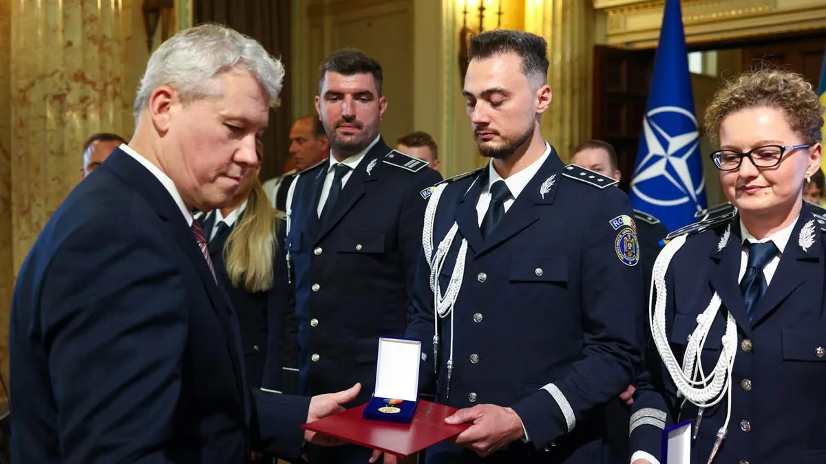 Ministrul de Interne Cătălin Predoiu acordă distincții unor polițiști