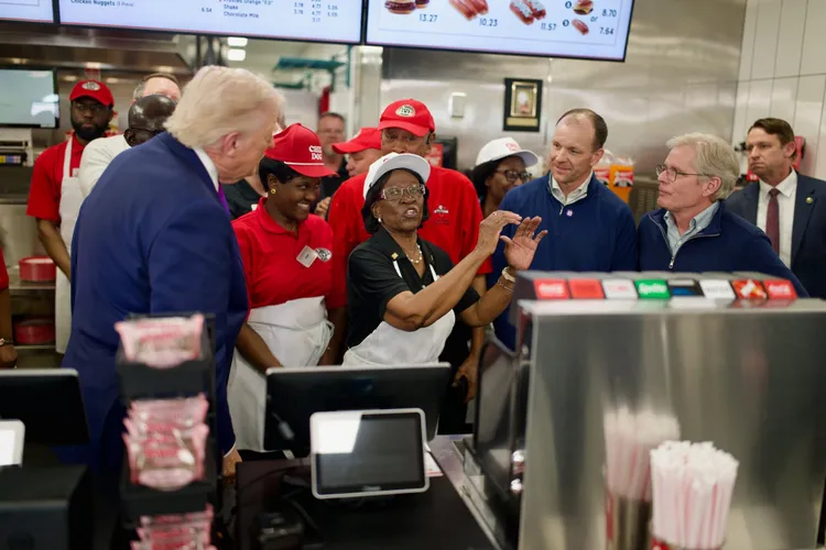 Tarifele lui Trump au lovit economia SUA (sursa: Facebook/The White House)