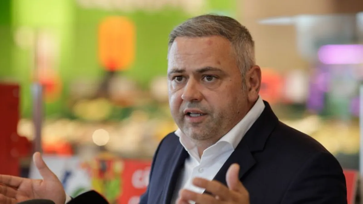 Ministrul PSD al Agriculturii, Florin Barbu (PSD), revoltat pe supermarketurile care vând lapte la doar 4,9 lei/litru Foto: Inquam/George Calin