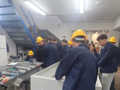 Liceele tehnologice ar putea deveni o opțiune de carieră: firmele, implicate direct în pregătirea elevilor