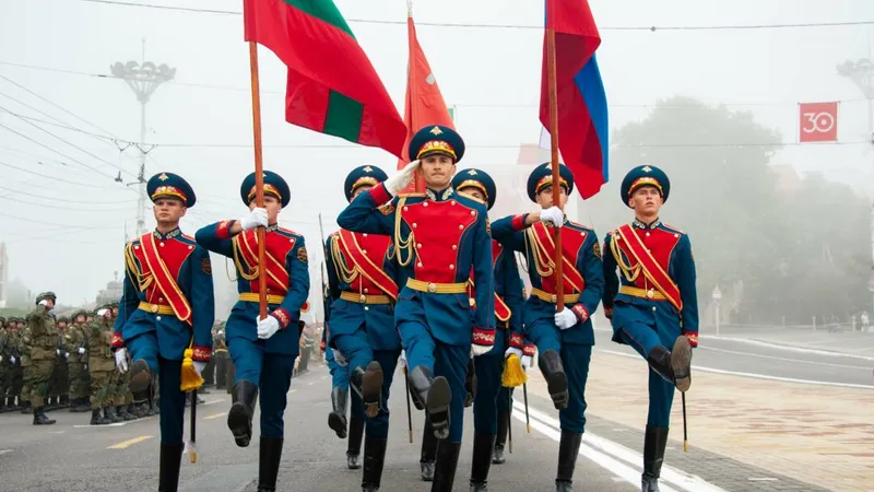 Rusia amenință cu armele din Transnistria. Aici, imagine de la parada militară de la Tiraspol din 2020 (sursa: oryxspioenkop.com)