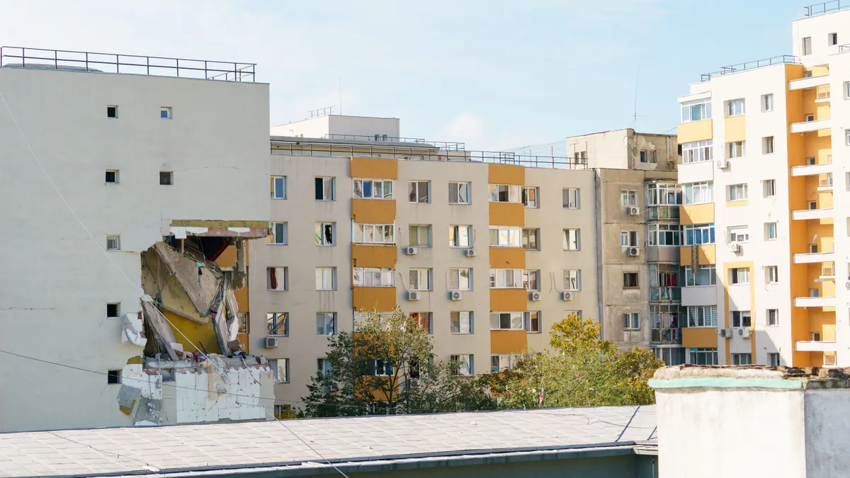 Blocul din Rahova afectat de explozie ar putea fi demolat (sursa: Inquam Photos/Tudor Pană)