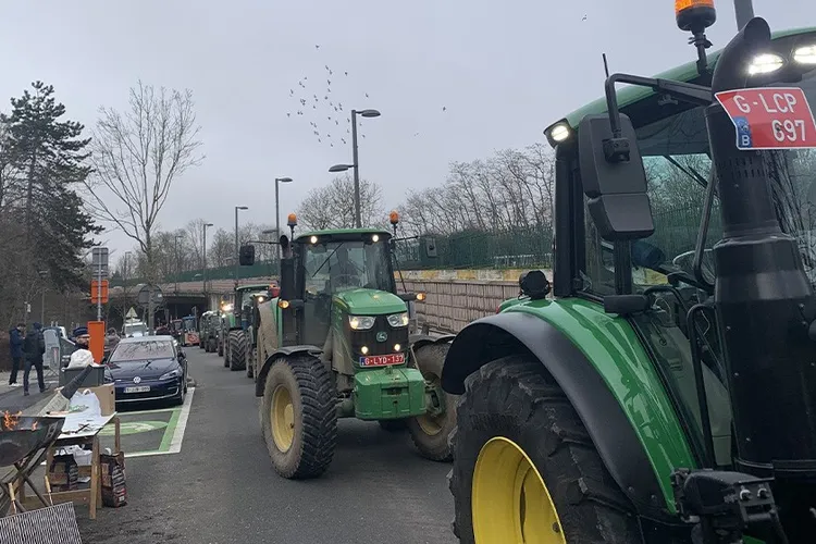 Fermierii au venit cu tractoarele în Bruxelles Foto: twitter