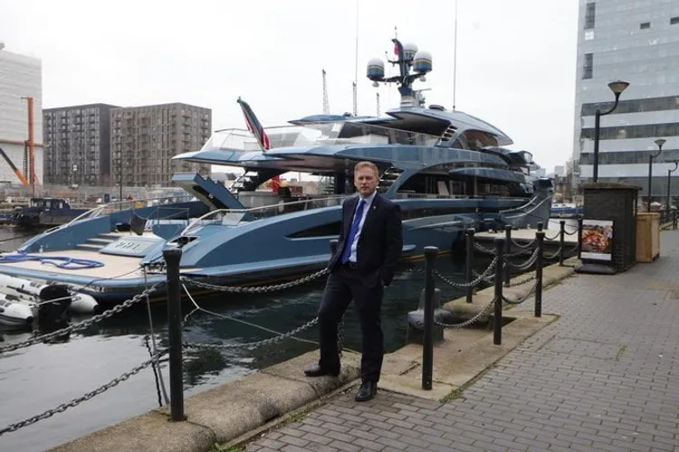 Încă un oligarh rus rămâne fără yacht-ul său (sursa: Twitter/@grantshapps