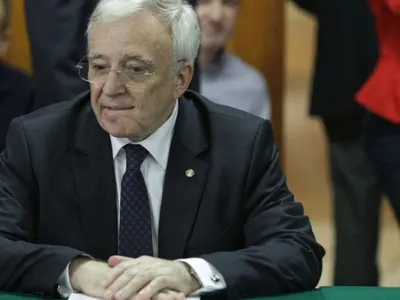 Isărescu, fost turnător al Securității, dă sfaturi despre cum trebuie rezolvată criza politică