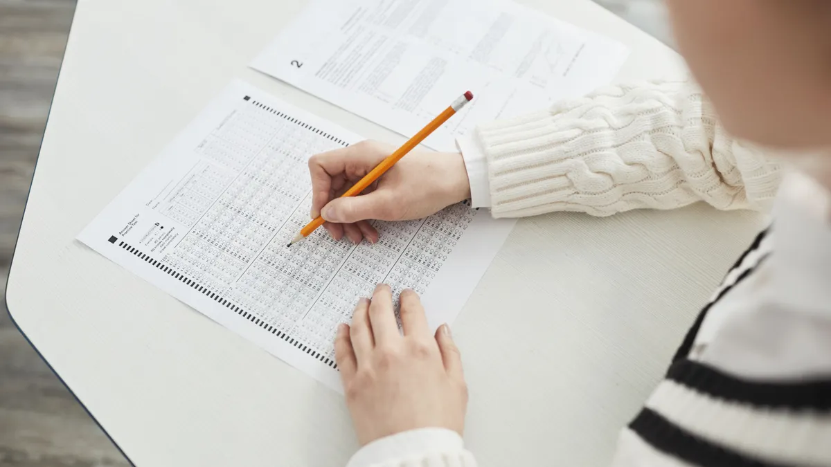 Test scris în timpul unui examen