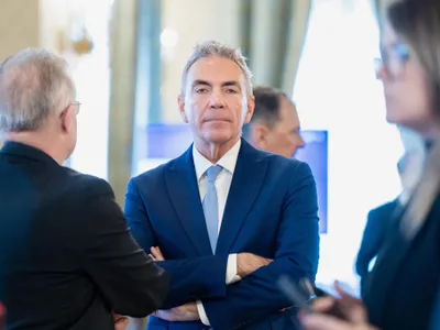 VIDEO Premierul Bolojan mi-a spus că am o misiune sinucigașă la Guvern și că o să fiu înjurat (Dragoș Anastasiu, invitat la podcastul „Cum e, de fapt?”)