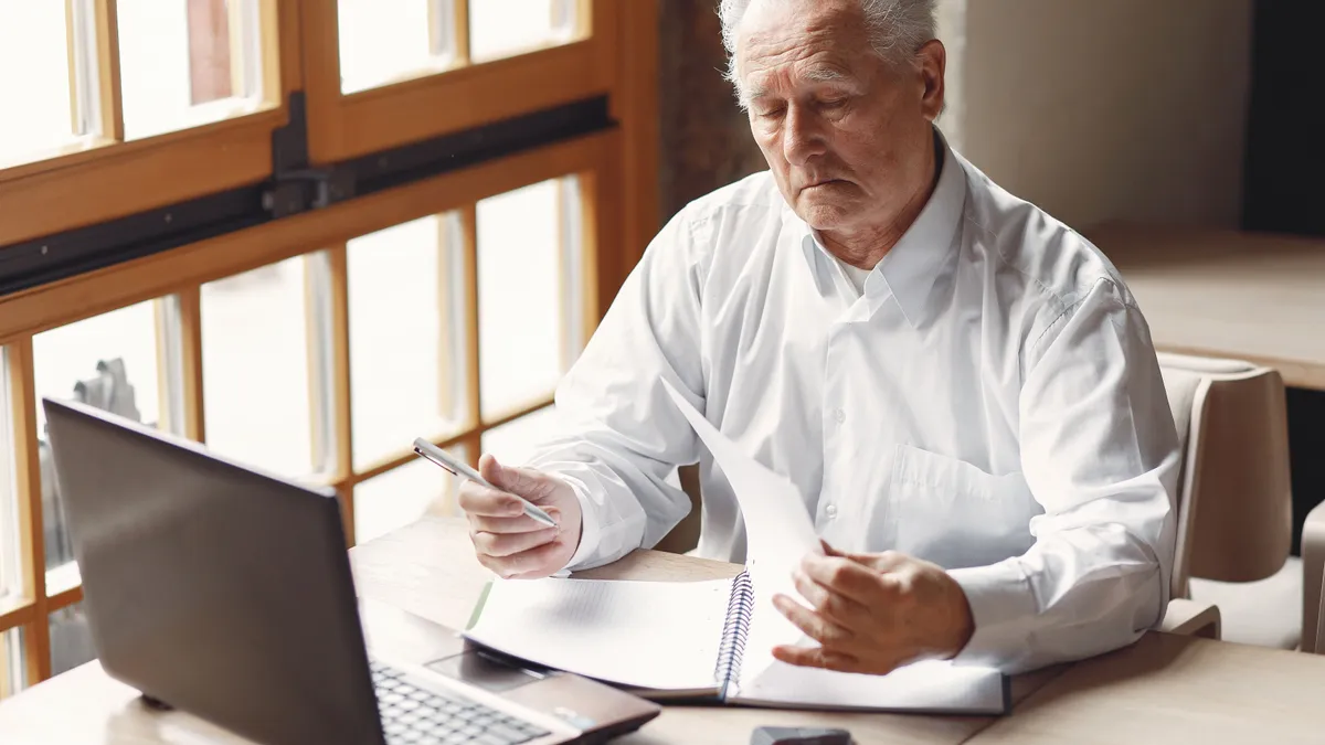 Pensionar care verifică mai multe documente