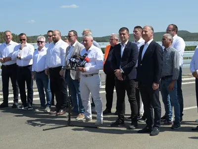 FOTO 15 politicieni și demnitari, cu Bode și Tudose în frunte, se înghesuie în poză la inaugurarea a 12 km de autostradă
