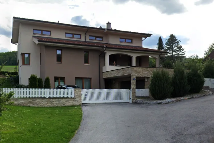 Călin Georgescu, afaceri imobiliare de milioane. În imagine, primul imobil achiziționat în Austria (sursa: Google Earth)