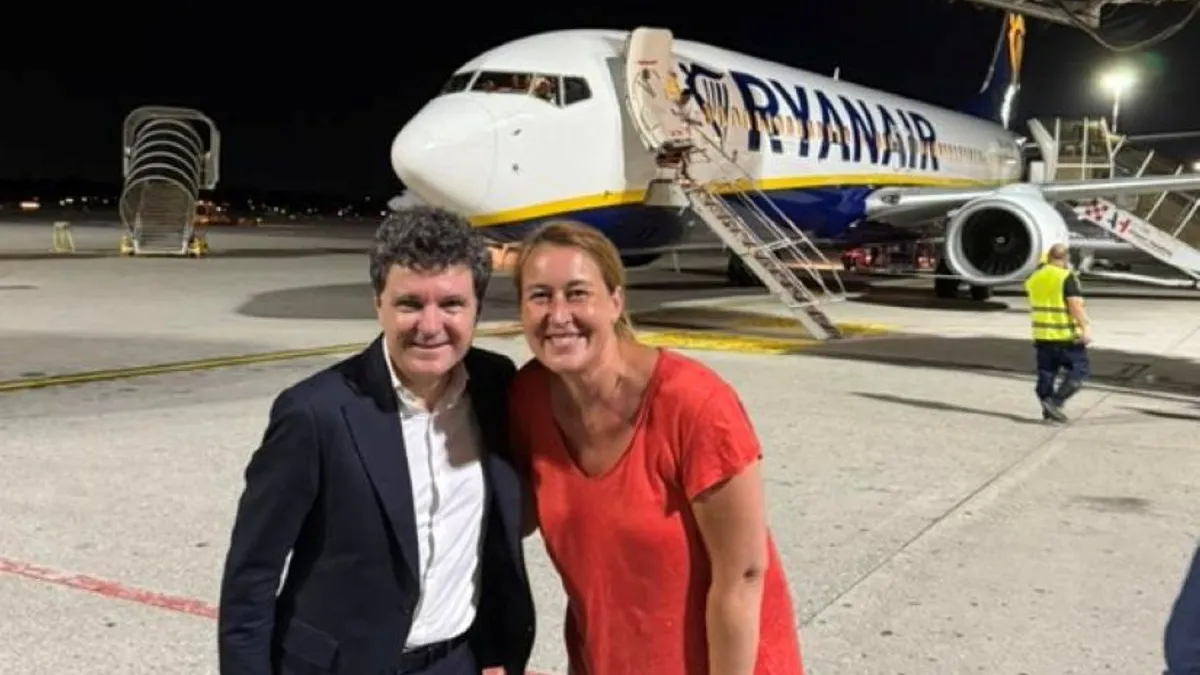 Nicușor Dan a călătorit la low cost spre Milano și s-a fotografiat cu una din pasagerele cursei Foto: Facebook